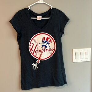Women’s New York Yankees v-neck tee